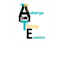 Un logo pour l'auberge Timay Evasion avec une maison et des palmiers