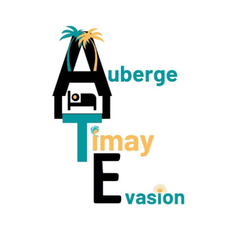 Un logo pour l'auberge Timay Evasion avec une maison et des palmiers