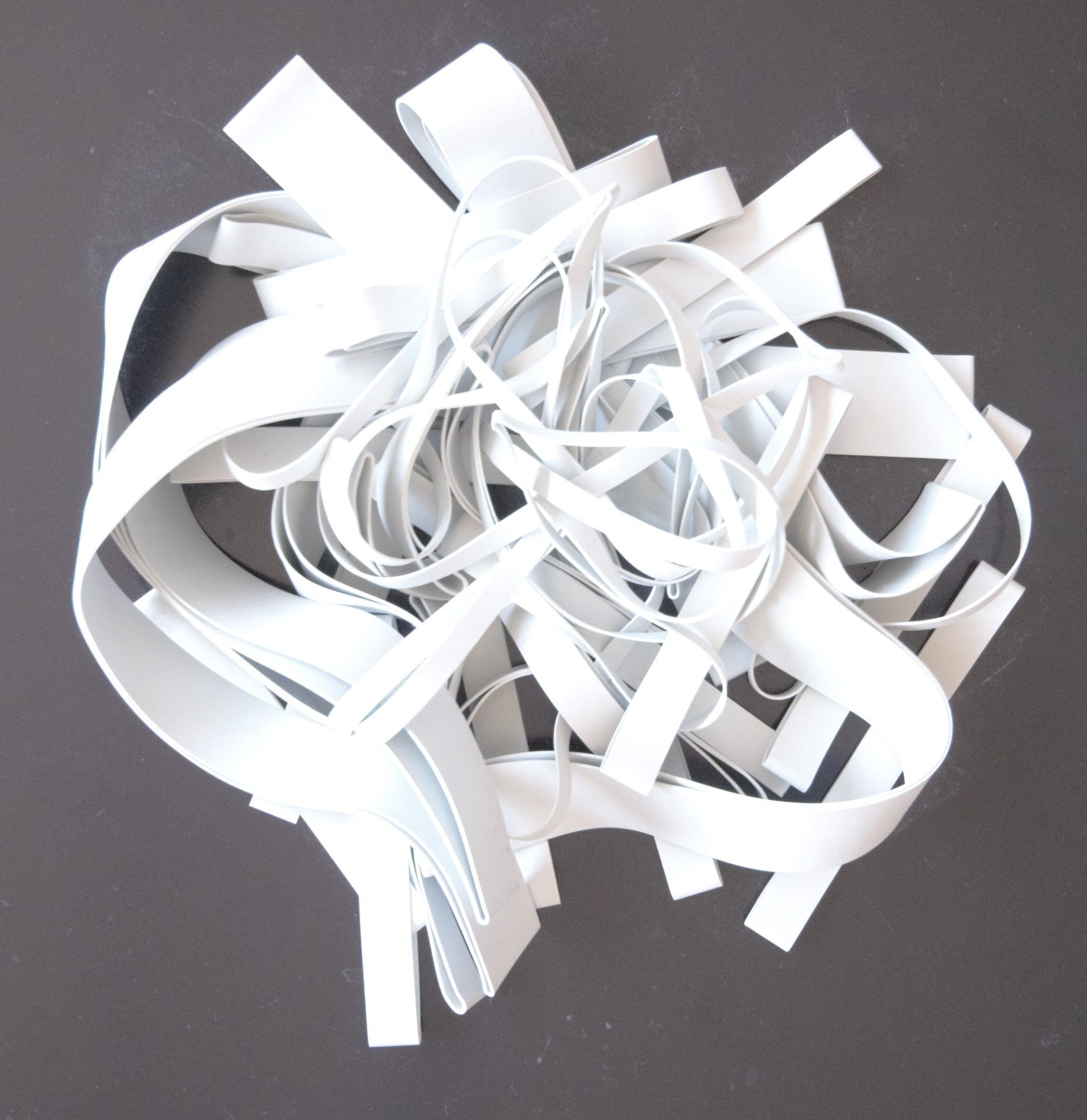  elastici bianchi, uno ad anello, l'altro dritto.