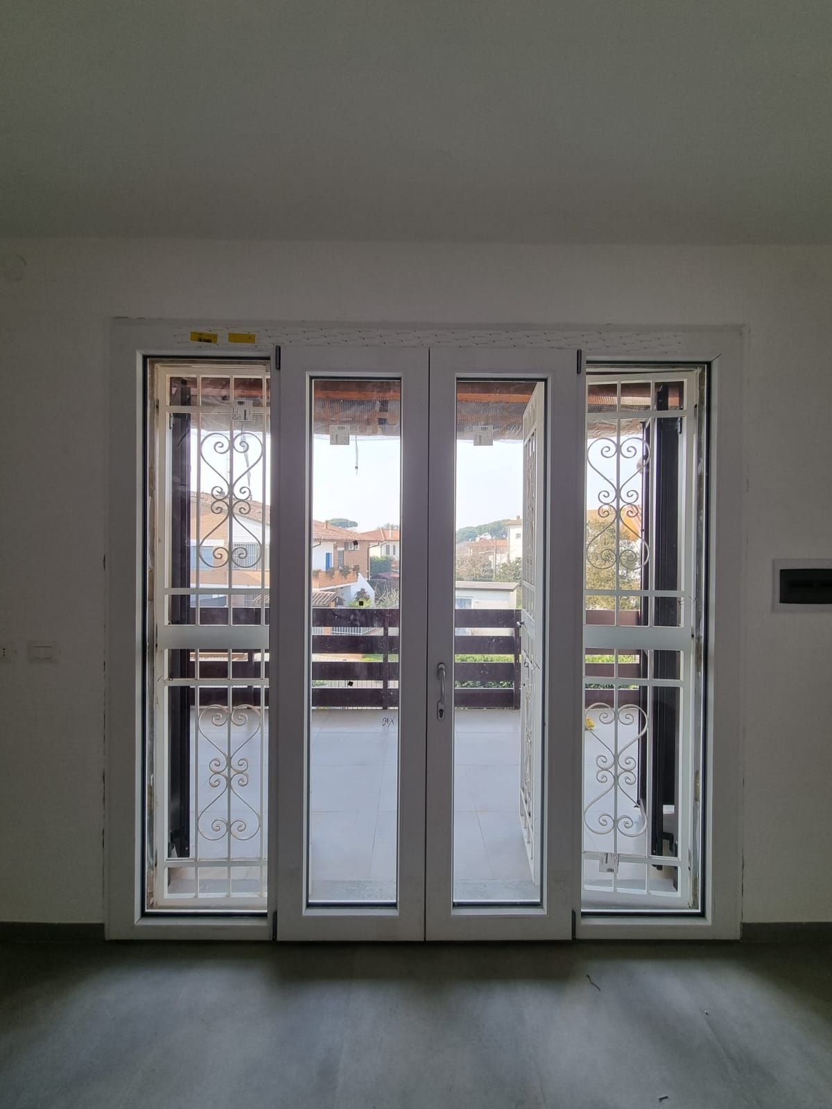 serramenti doppio battente nel salone di un appartamento