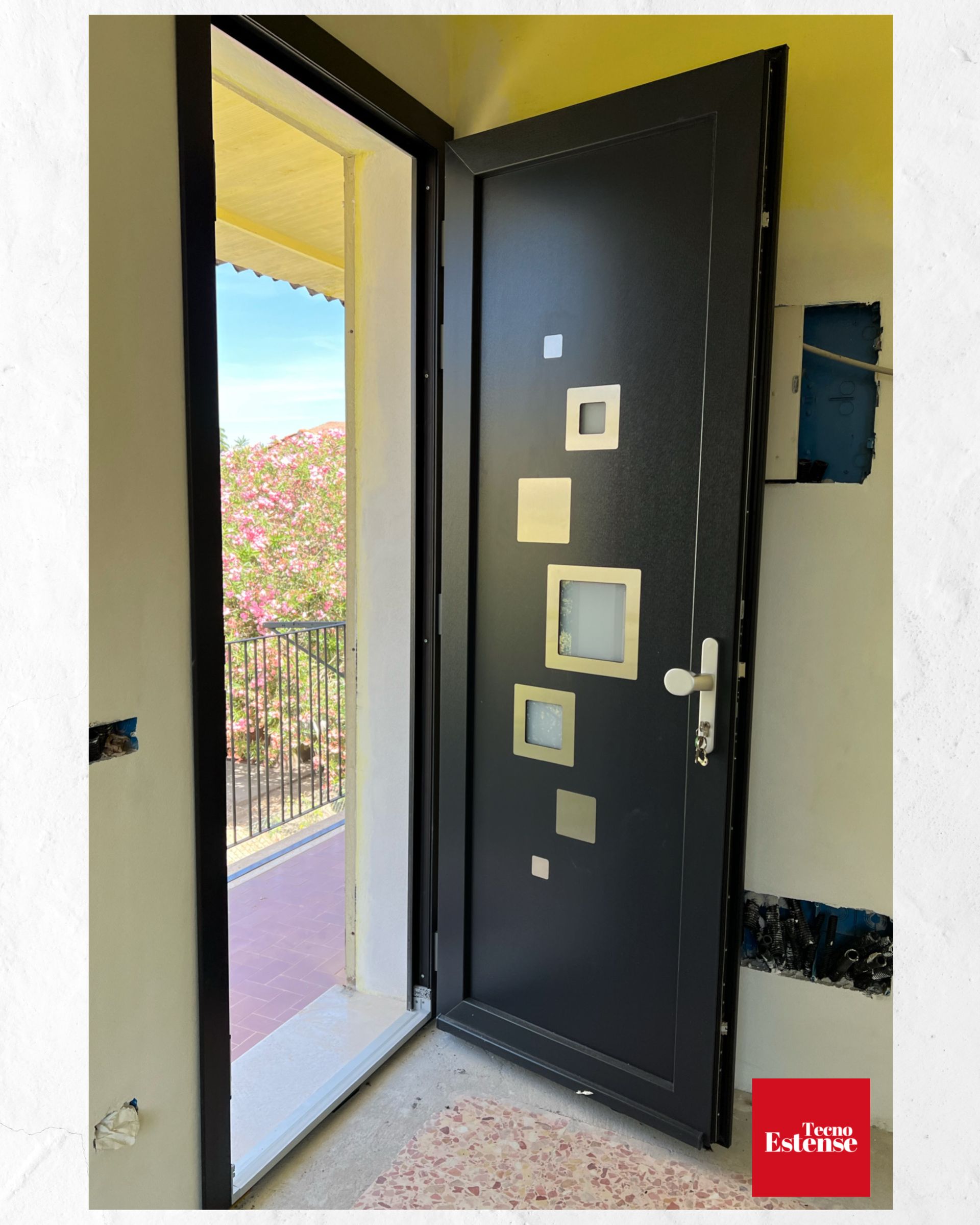 porta esterna nera con dettagli in vetro