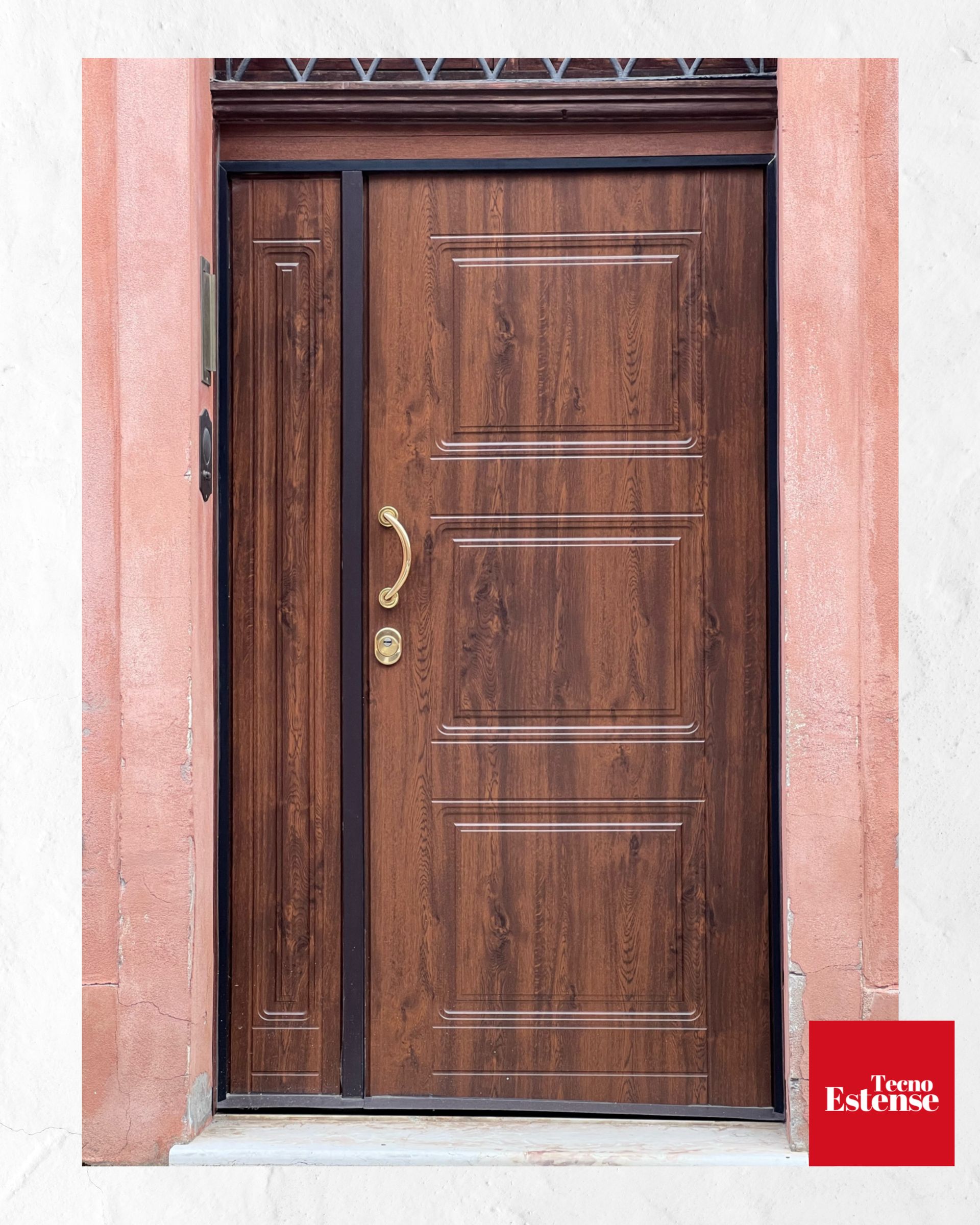 porta esterna in legno a un battente