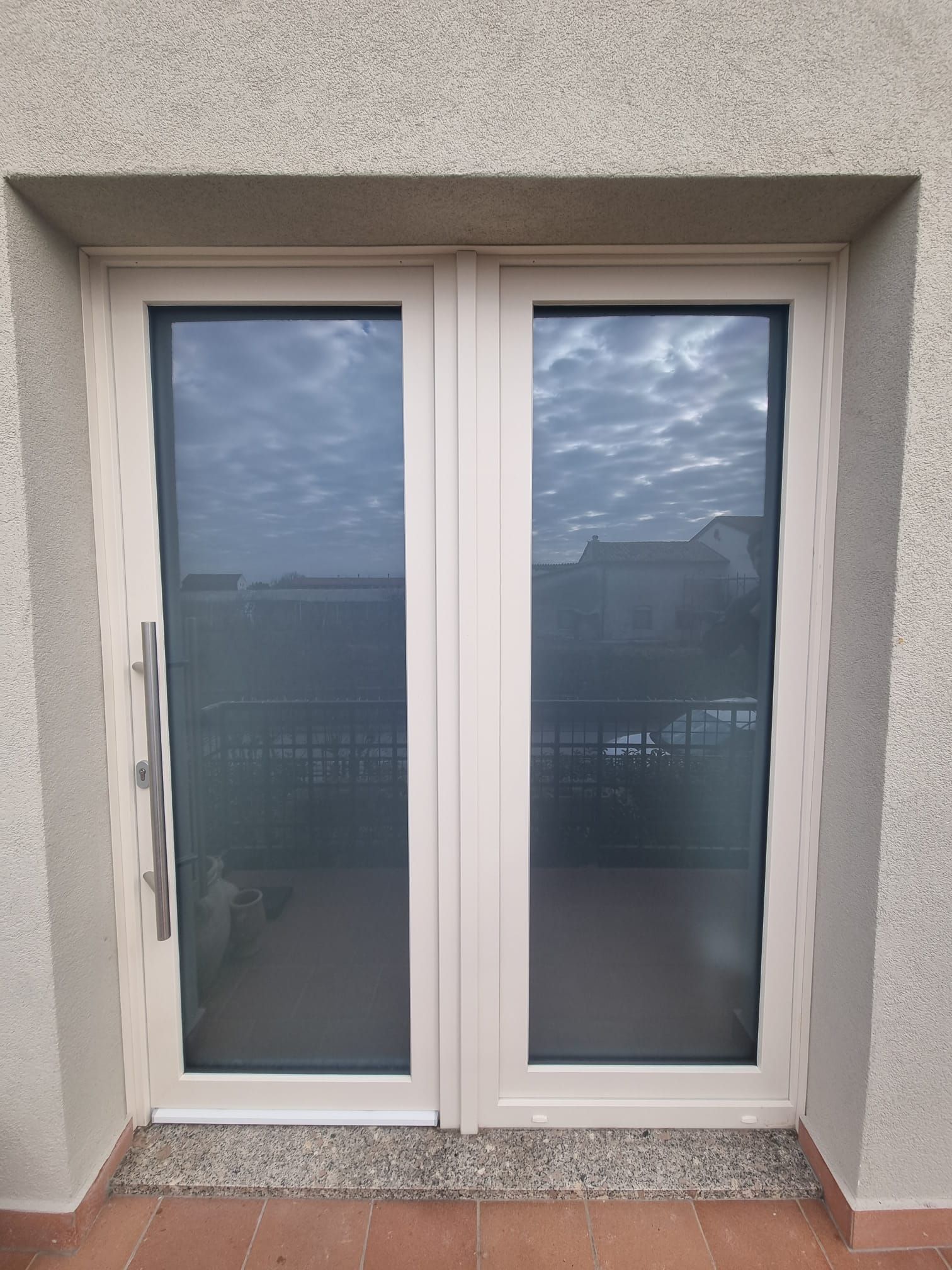 porta esterna a due battenti in vetro