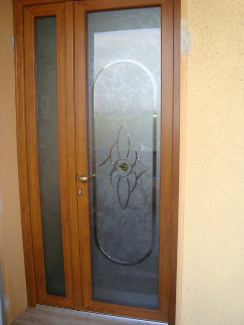 porta con vetro e telaio in legno