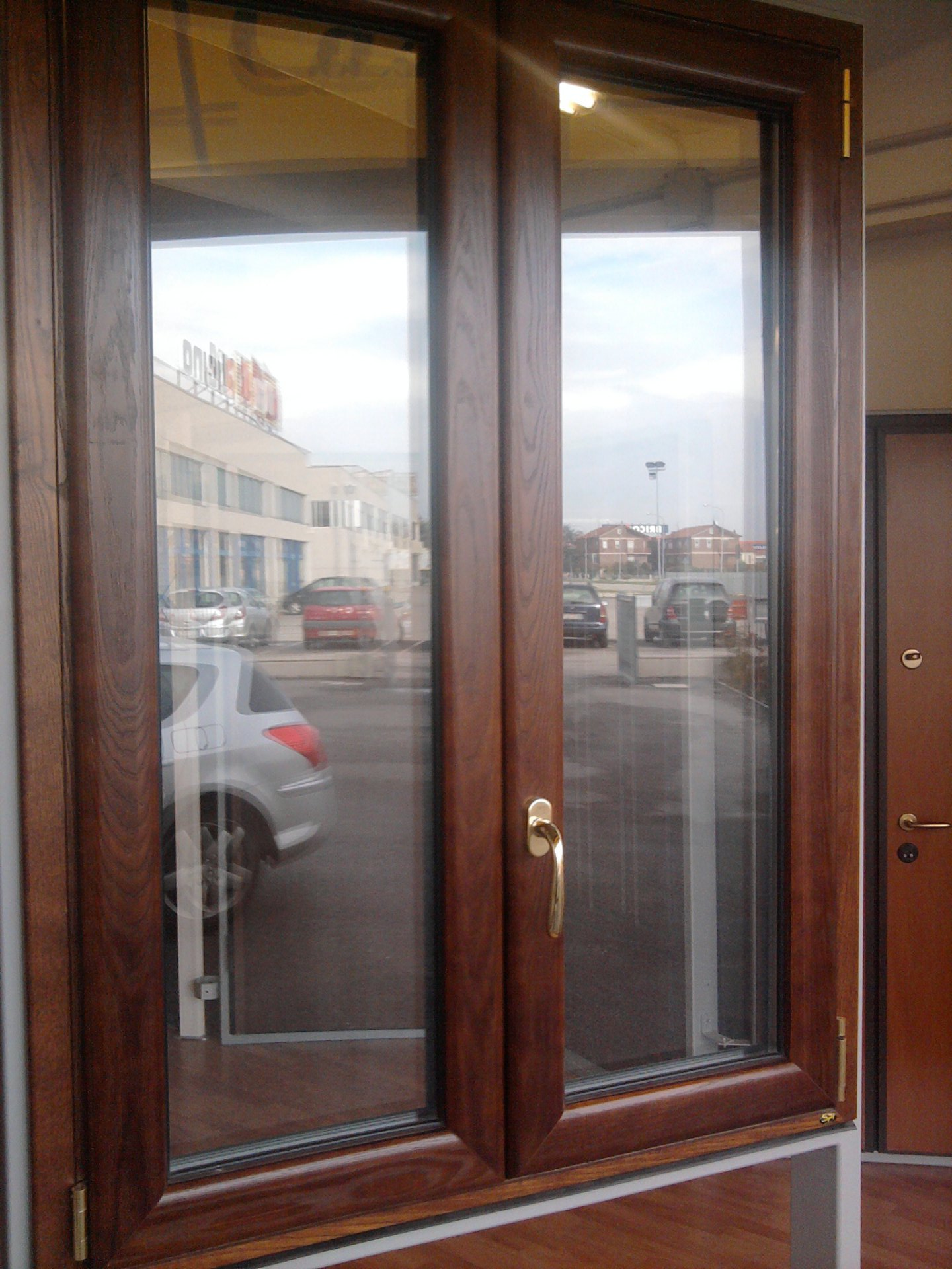 finestra in pvc con telaio bianco