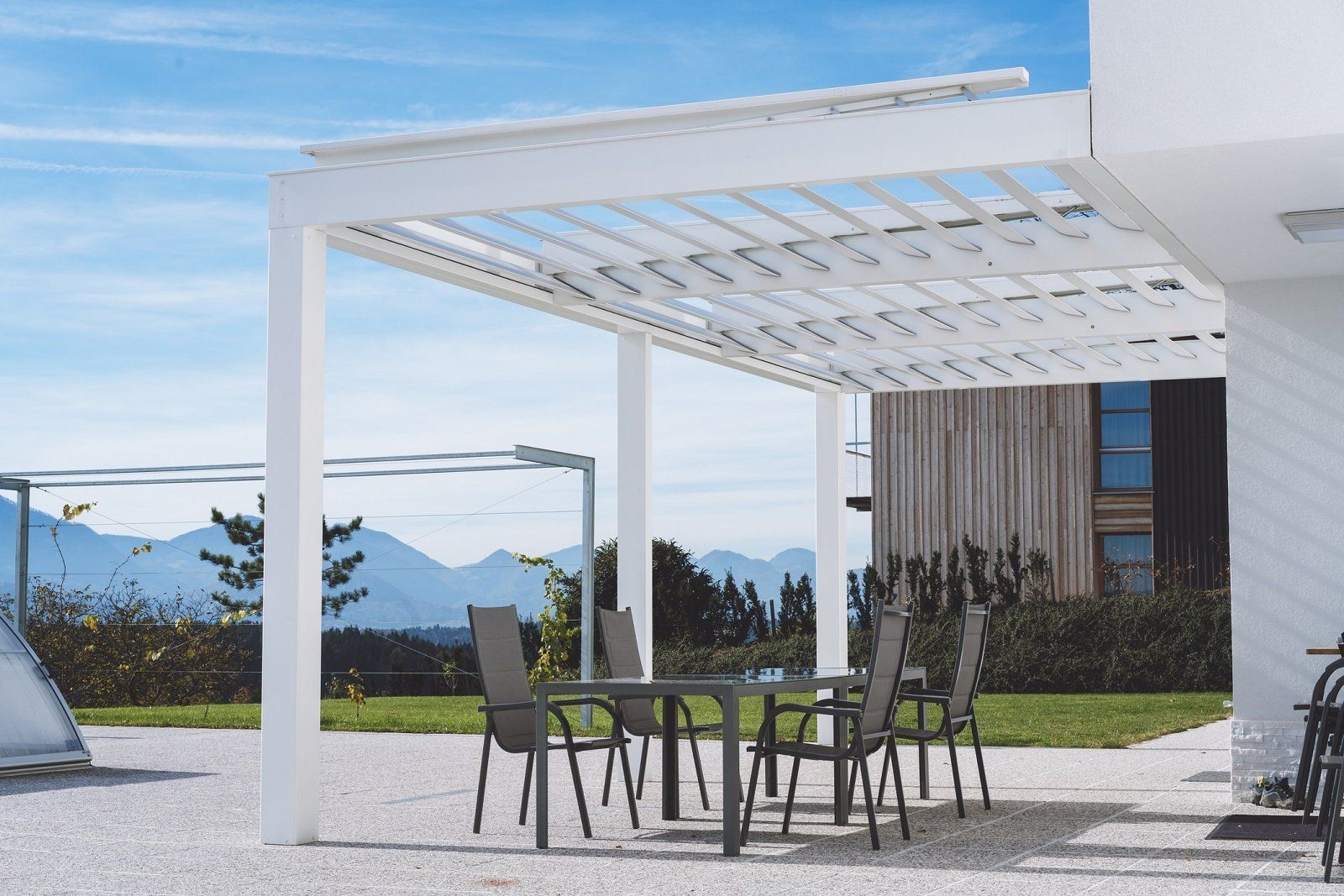 pergola bioclimatica bianca