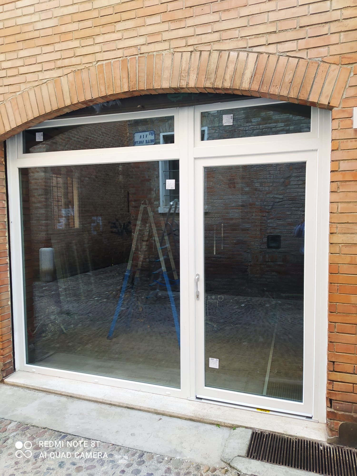 porta esterna di un negozio con il telaio bianco