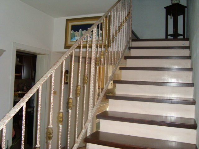 ringhiera di una scala interna in ferro battuto