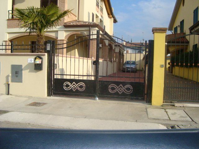 cancello nero in ferro battuto con decorazioni