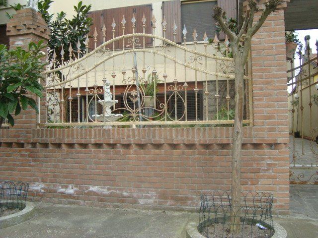recinzione chiara in ferro battuto