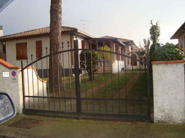 ampio cancello in ferro battuto