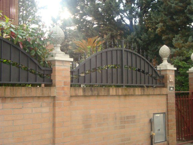 recinzione in ferro battuto ad arco