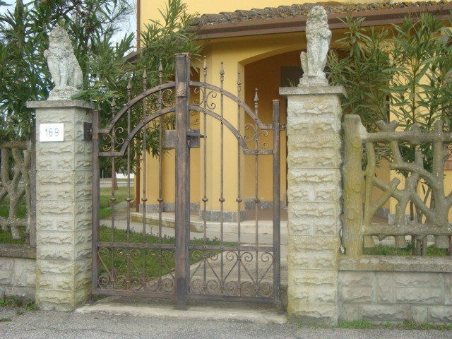 cancelletto in ferro battuto ad arco