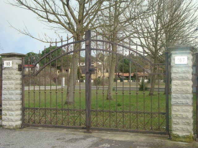 cancello in ferro battuto ad arco