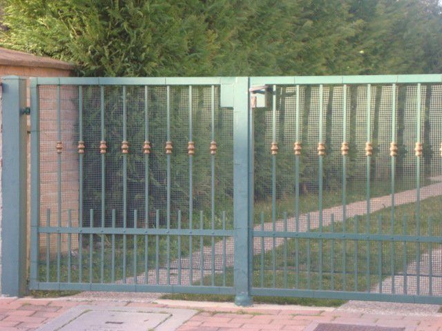 cancello in ferro battuto con grata