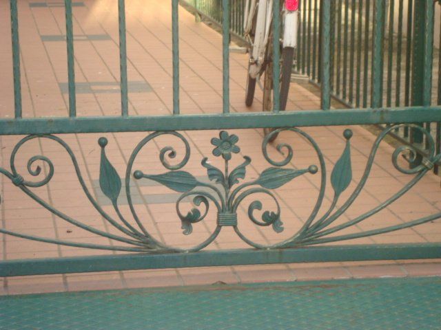 dettaglio di un cancello in ferro battuto