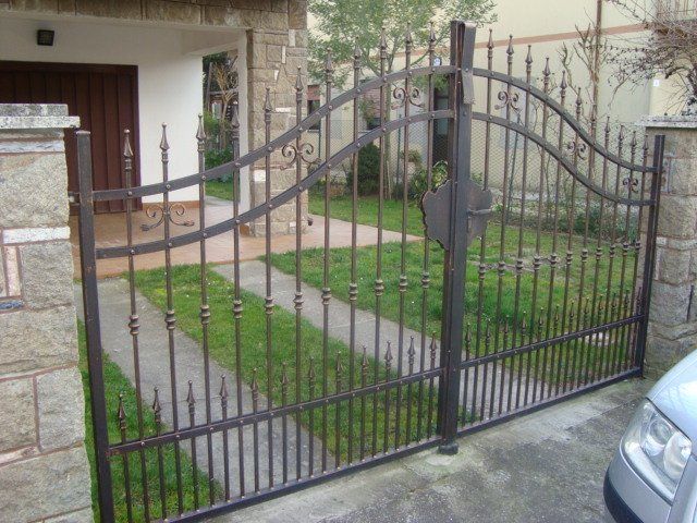 cancello in ferro battuto con maniglia