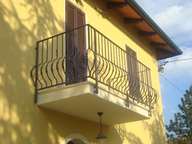 balcone con ringhiera in ferro battuto