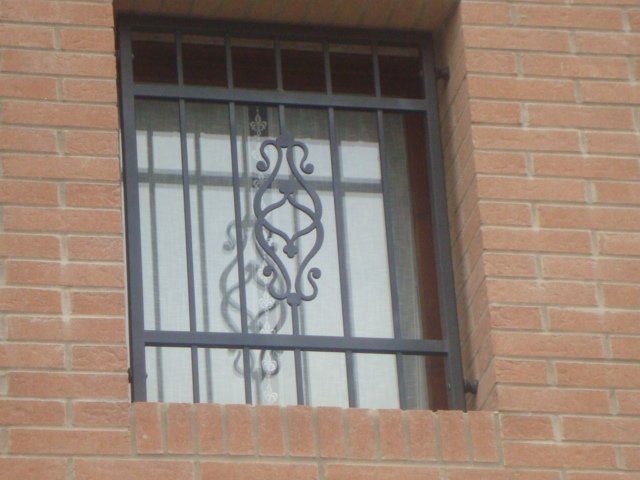finestra con inferriata decorativa