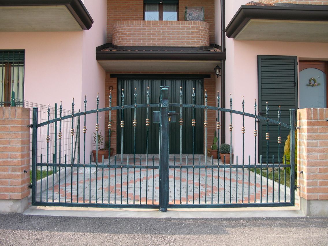 cancello verde scuro in ferro battuto