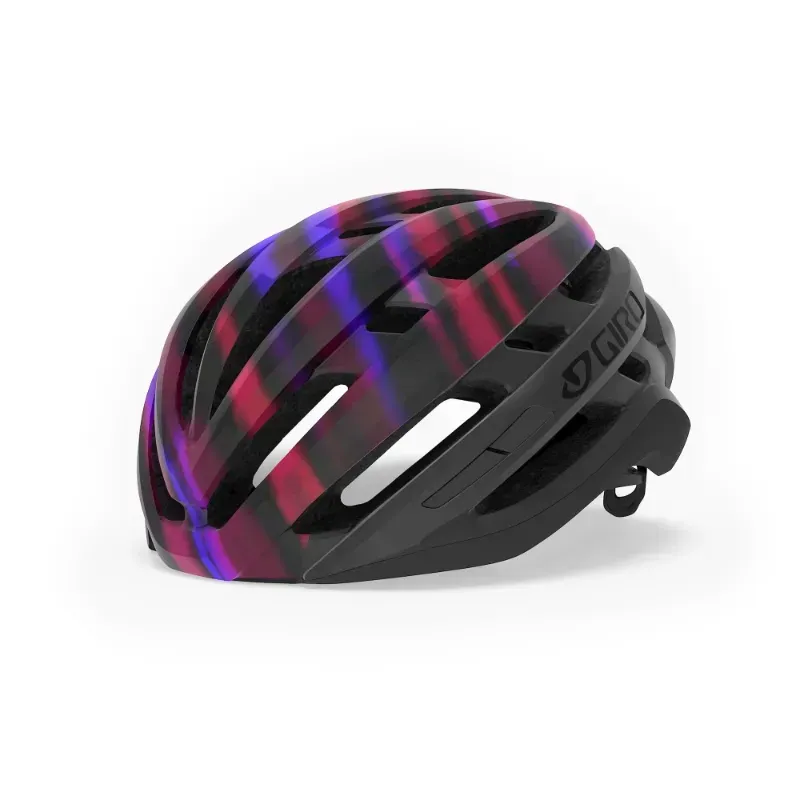 Un casco de ciclismo Giro con acabado negro y rayas diagonales abstractas en vibrantes degradados de color púrpura y rojo.