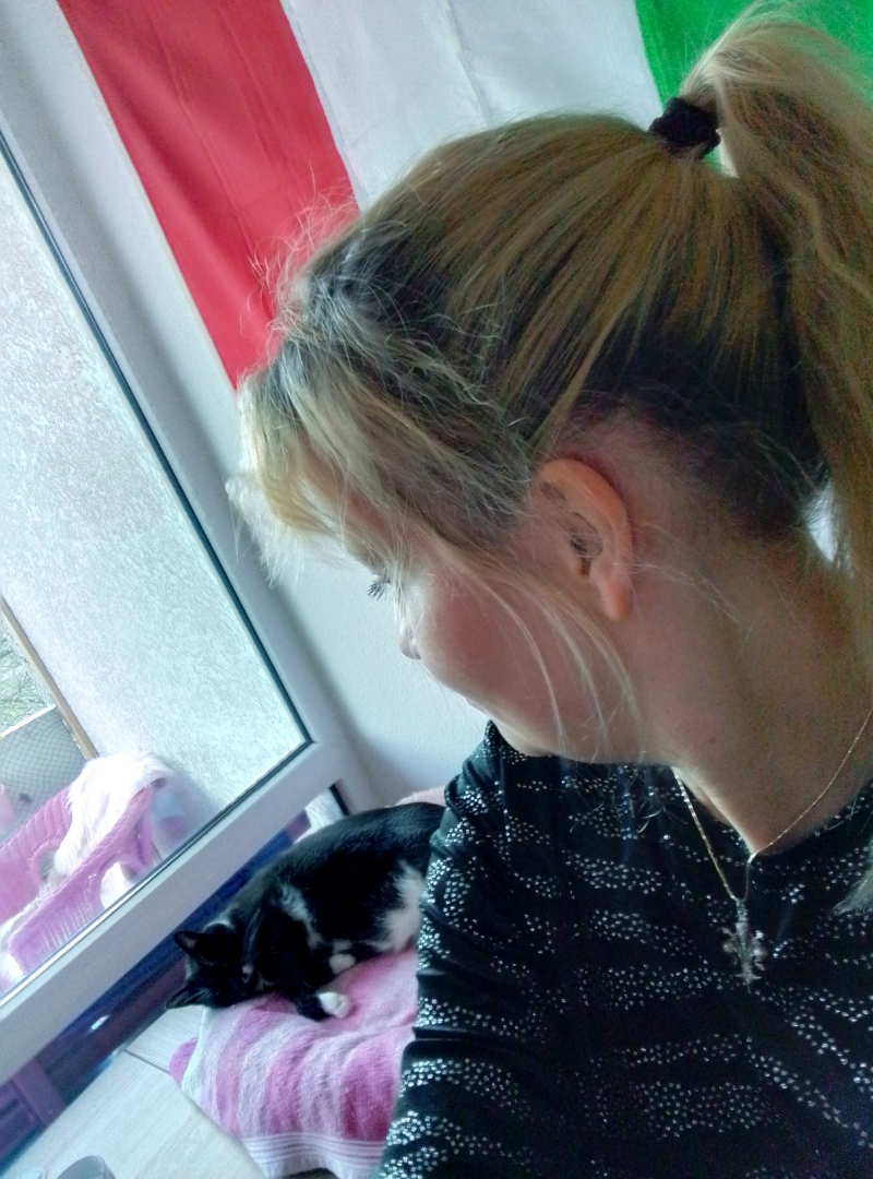 Stephanie Guttmann
Ich habe nach 10 Jahren meine Sozialphobie, Angststörung und Depression aus eigener Kraft besiegt.
Ich habe das süße Leben lernen ohne Angst, mit Tagesstruktur und Routine entwickelt.
Seit 2010 bin ich erwerbsunfähig, bis zu meinem Burn-out habe ich im Gesundheitswesen gearbeitet.
Jetzt bin ich genesen und ich  EX-IN Genesungsbegleitern.
Wobei ich seit März 2020 schon Genesungsbegleitung mache in meiner von mir gegründeten Online-Gruppe für Frauen. Ich bin eines Morgens aufgewacht und ich habe gedacht, ich kann jetzt nicht mehr bis 13:00 Uhr depressiv im Bett liegen und mich mit Chips und Cola vor die Glotze hängen, ich sollte den Mädels etwas anderes vorleben.
Tja, ich habe wieder angefangen, meinen Wecker zu stellen, ich habe meinen Tag strukturiert, ich habe meinem Körper wieder alle Bausteine, die er benötigt zur Verfügung gestellt. Daraus habe ich ein Buch gemacht und noch mehr Mädels kamen in meine inzwischen zwei Gruppen.
Ich brenne für mein Thema, mein Leben ist durch diese Beständigkeit süß geworden. Ich bin zusätzlich die Maestra für La Dolce Vita geworden.
Ich möchte jetzt täglich mein neues Leben in Tagebüchern festhalten. Und ich lade Dich herzlich dazu ein Dich mir anzuschließen.