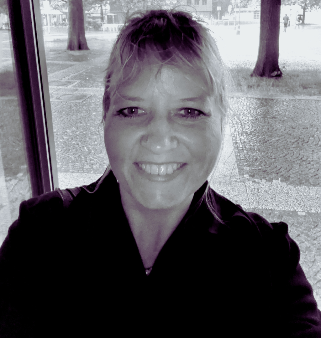 Ist das Dein Vorsatz, gesunde Gewohnheiten in den Alltag zu integrieren?
Fang damit an und spüre schon nach einer Woche eine krasse Veränderung:
So hat „Wasser trinken“ mein Leben verändert.
Von der Dunkelheit ins Licht.
