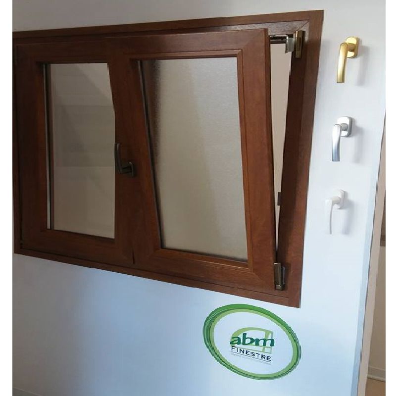 Vetrina in legno aperta con tre opzioni di maniglia.