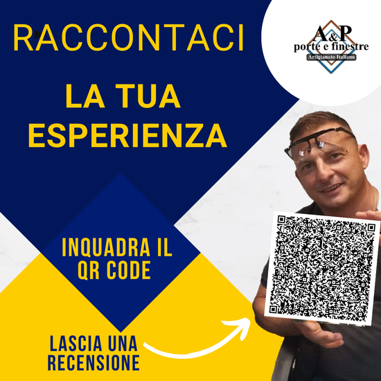 Uomo con un codice QR in mano che invita le persone a condividere la propria esperienza.