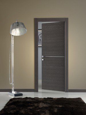 porta in legno chiaro a battente