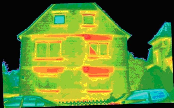Immagine termica di una casa che mostra la dispersione di calore.