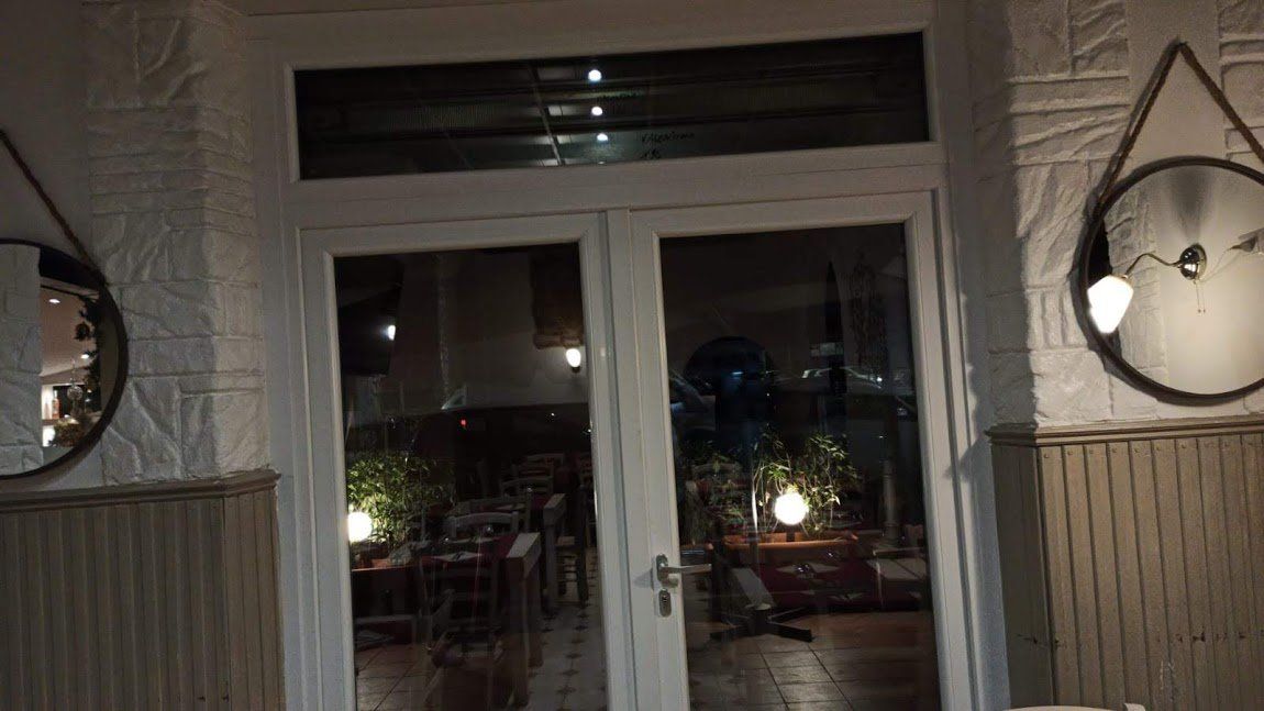 Porte in vetro con cornice bianca