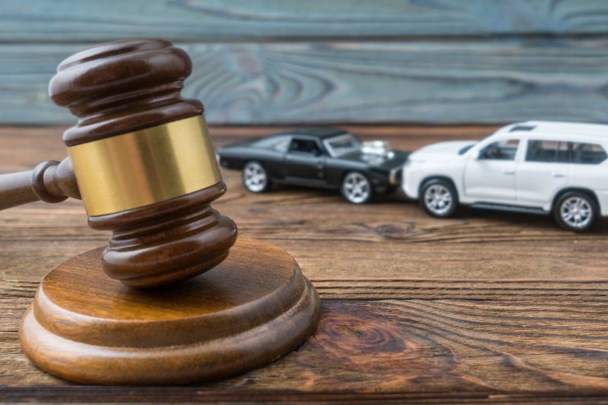 An image of a two cars and a judge’s gavel near Lexington, Kentucky (KY)