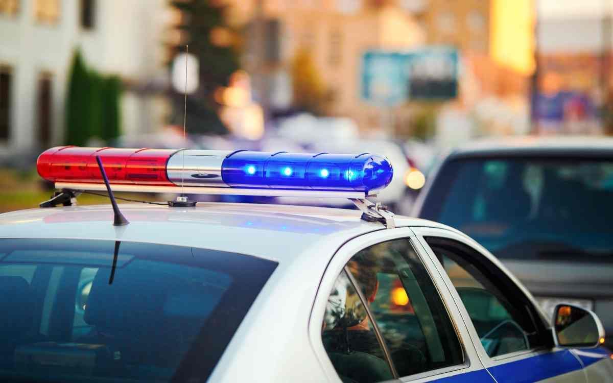 A police car with flashing lights behind a stopped vehicle near Lexington, Kentucky (KY)