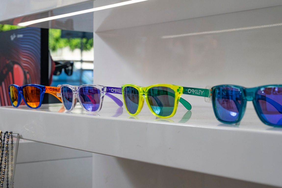 ragazzo con occhiali da vista alla moda