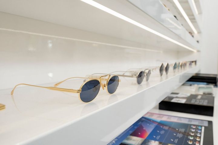 ampia esposizione di occhiali da sole con lenti colorate