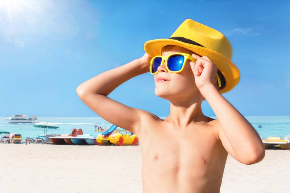 bambino con occhiale da sole giallo