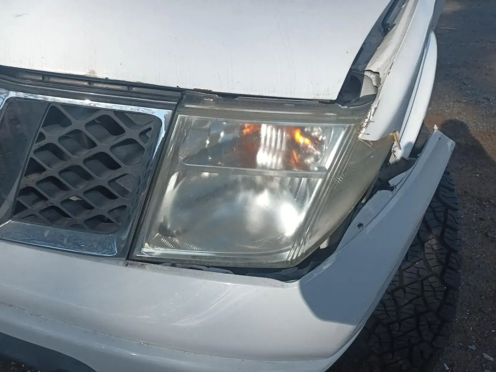 Damaged White Car Front With a Broken Headlight, Grille, and Bumper — South West 4WD Wreckers In Brisbane, QLD