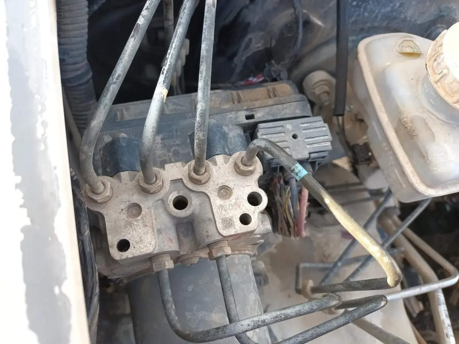 Abs Module With Brake Lines, Electrical Connector, and Brake Fluid Reservoir — South West 4WD Wreckers In Brisbane, QLD