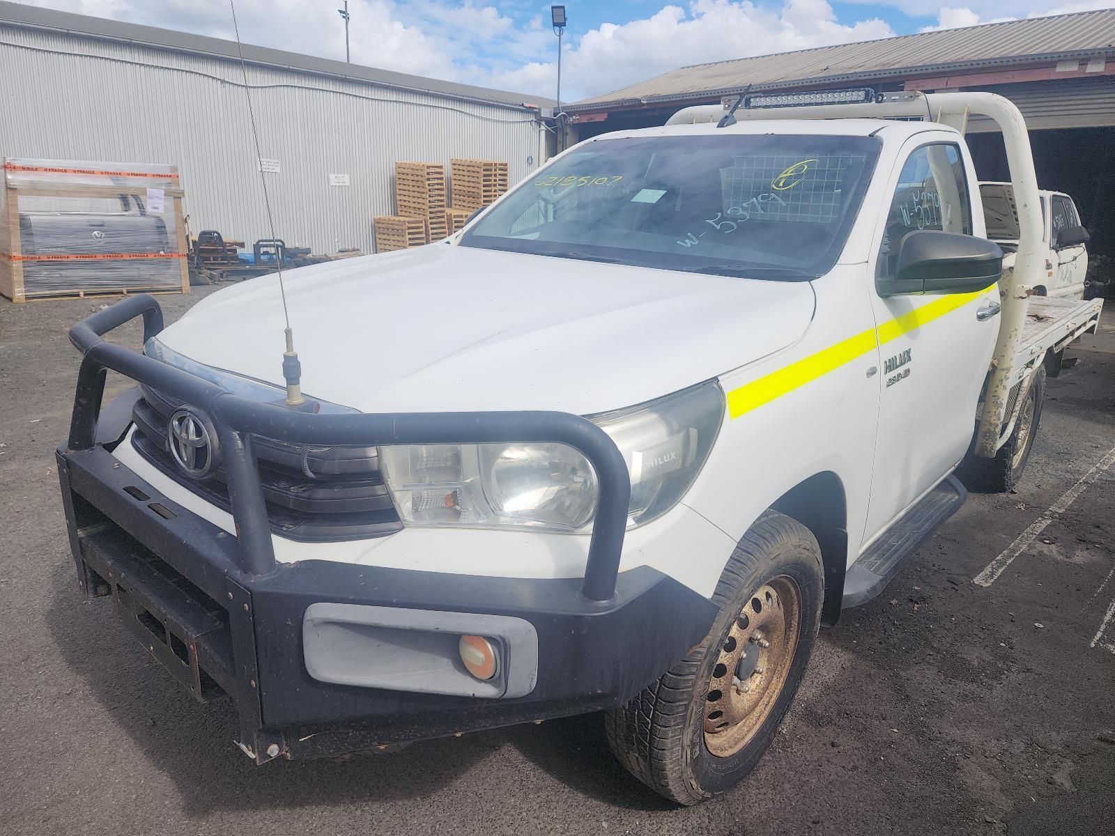 W-5379 TOYOTA HILUX 2.8L DIESEL GUN126R SR SINGLE CAB MANUAL 4WD 2015