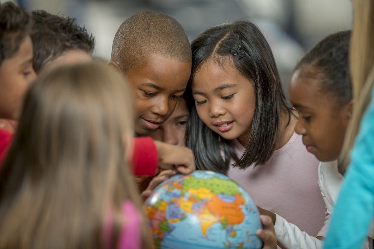 Kids looking at globe map | La Crosse, WI | Coulee Children’s Center