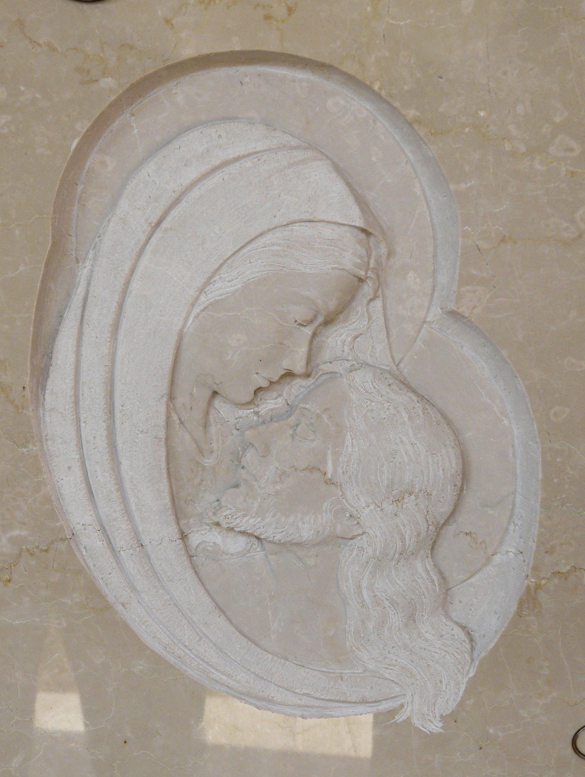 bassorilievo su marmo Beige rappresentante maria con gesù