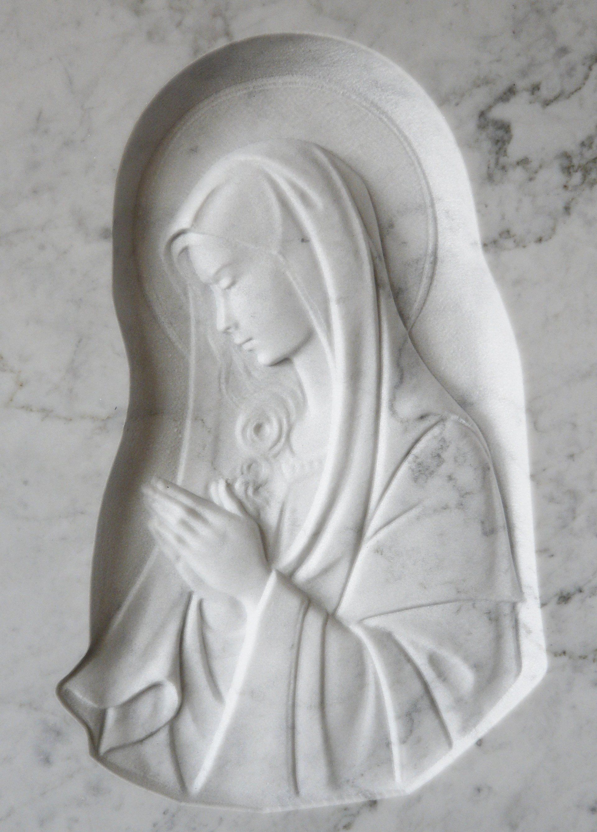 bassorilievo su marmo bianco rappresentante maria che prega