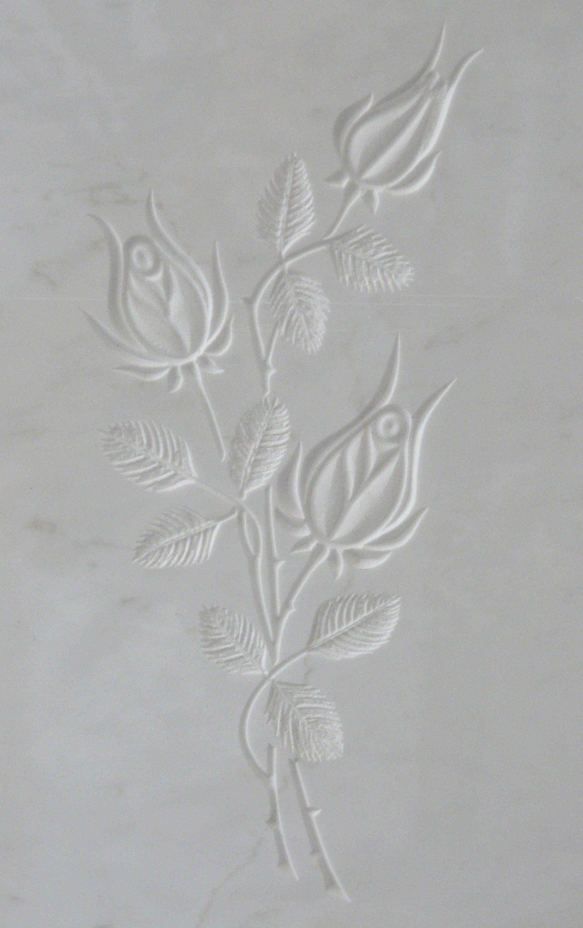 bassorilievo su marmo bianco rappresentante due rose
