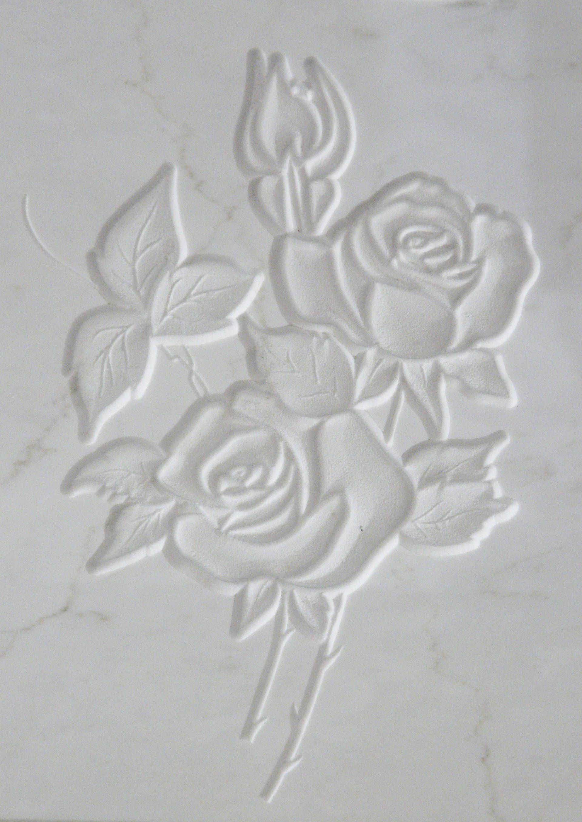 bassorilievo su marmo bianco rappresentante un fascio di rose