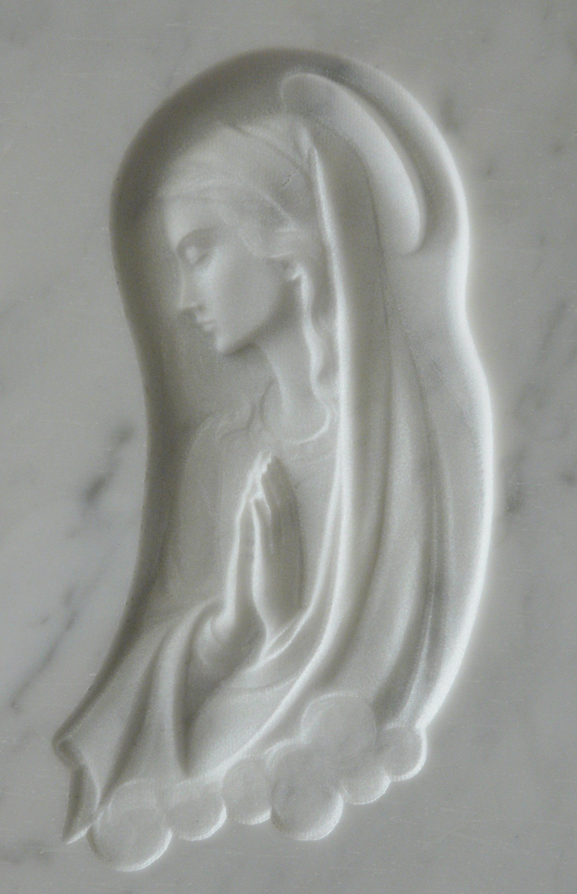 bassorilievo su marmo bianco rappresentante maria