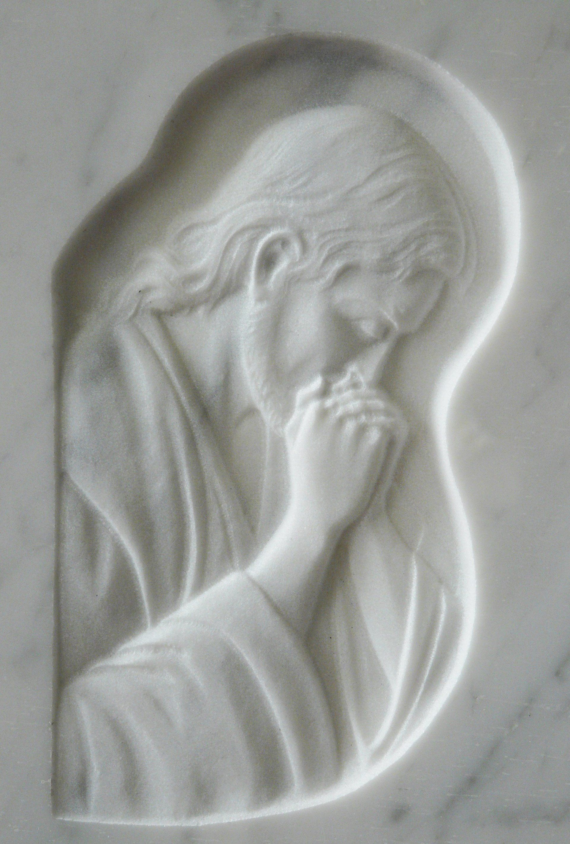 bassorilievo su marmo bianco rappresentante gesù che prega