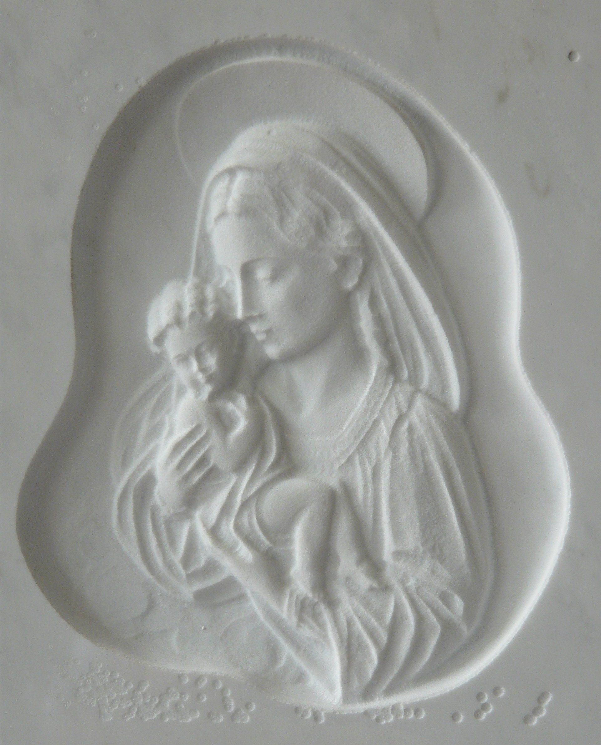 bassorilievo su marmo bianco rappresentante la madonna con gesù
