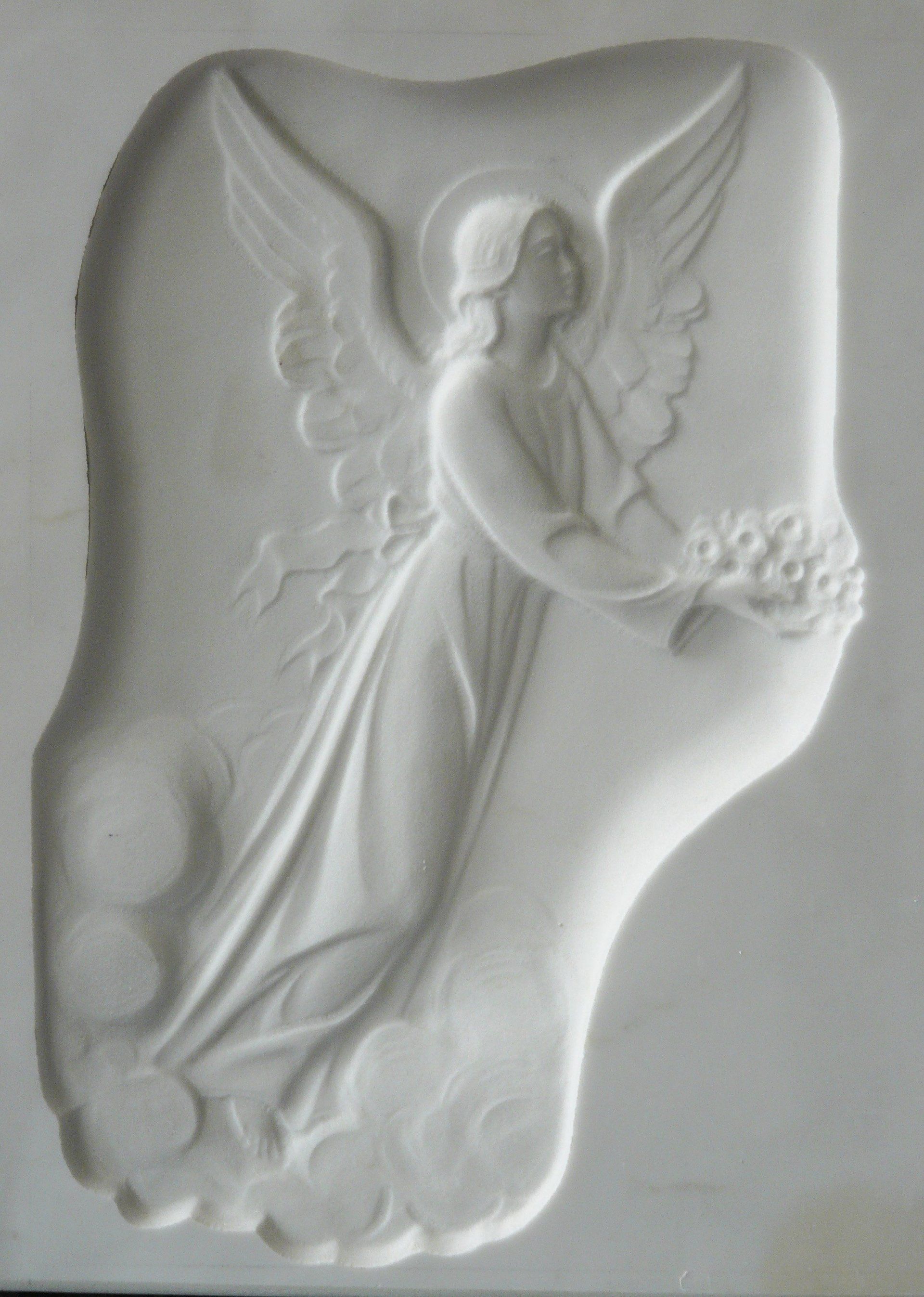 bassorilievo su marmo bianco rappresentante una angelo