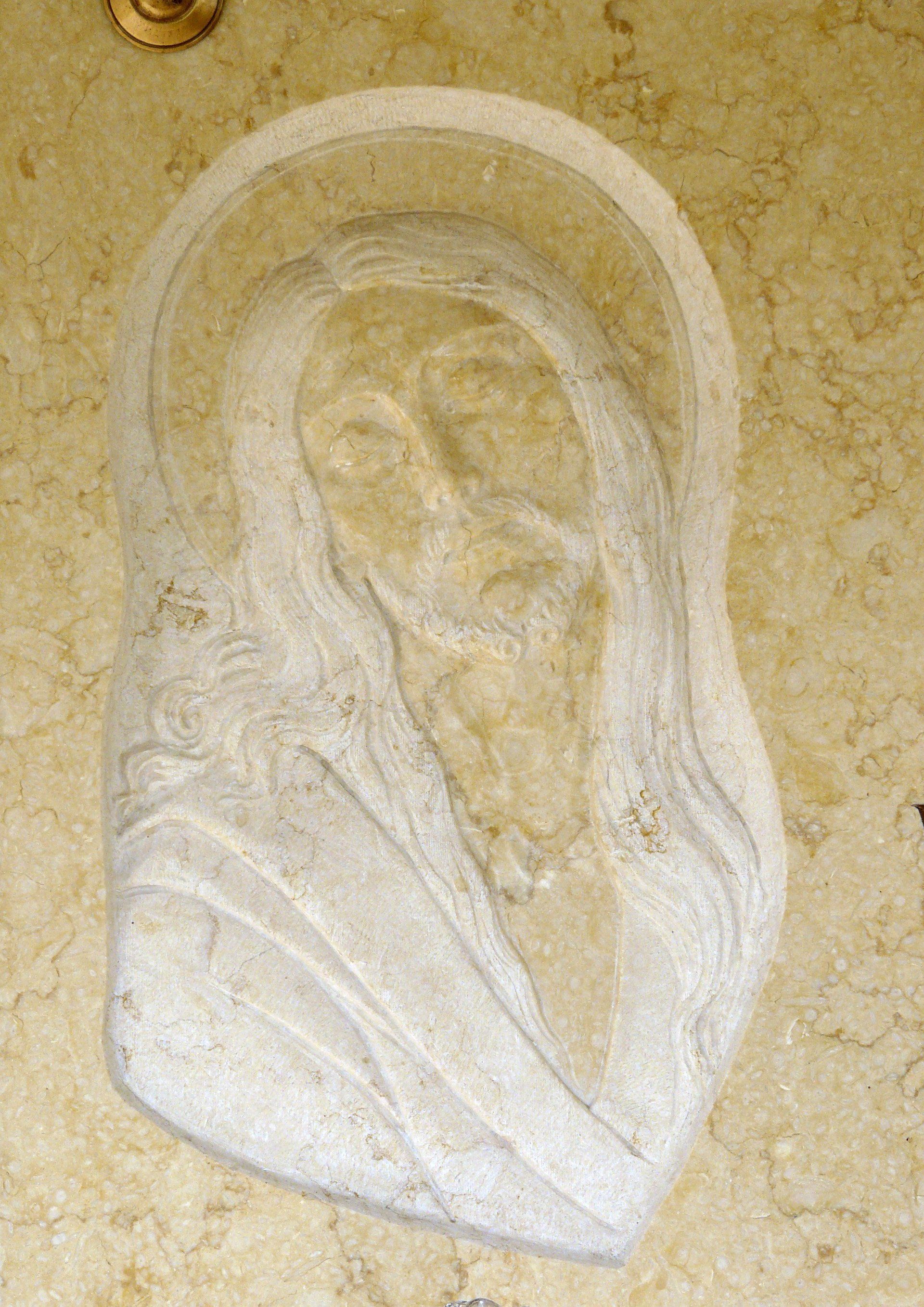 basso rilievo su marmo giallo rappresentante una madonna